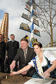 Spargelkönigin Johanna III. eröffnete am 12.04.2010 auf dem Viktualienmarkt die Spargelzeit mit einem symbolischen Anstich zusammen mit Minister Helmut Brunner (Foto: Ingrid Grossmann)